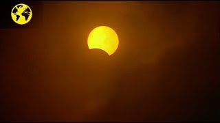 [Archive] Une éclipse totale de soleil obscurcit le ciel indonésien