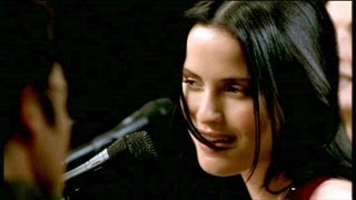 Video thumbnail of "THE CORRS BREATHLESS (LIVE)"
