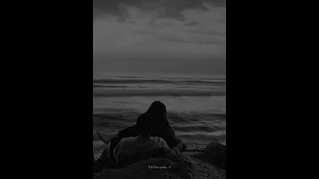 وقت غروب الشمس واقف على البحر بعيد 