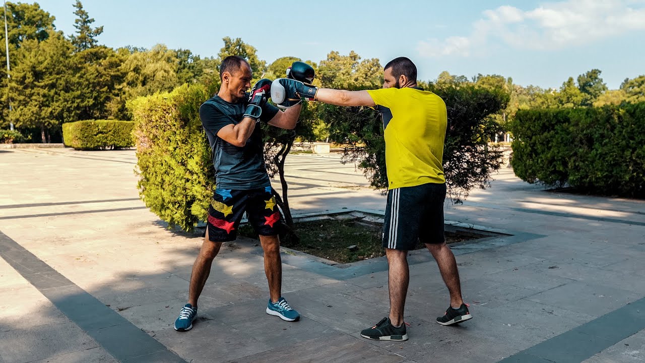 Blocarea DIRECTELOR cu PALMA Lecția 9 - Kickboxing pentru începători