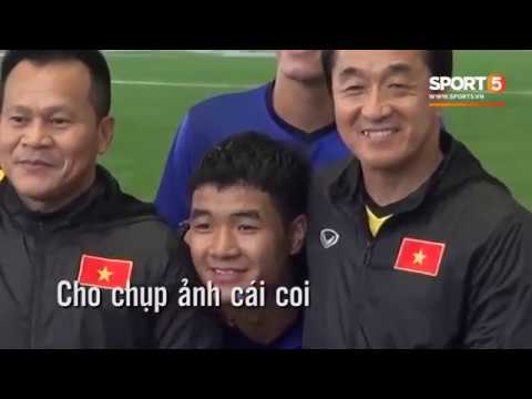 Tùng Lê Sport5 Đức Chinh đáng yêu khi chụp ảnh thẻ, Văn Toàn làm "thủ quỹ" của U23 Việt Nam