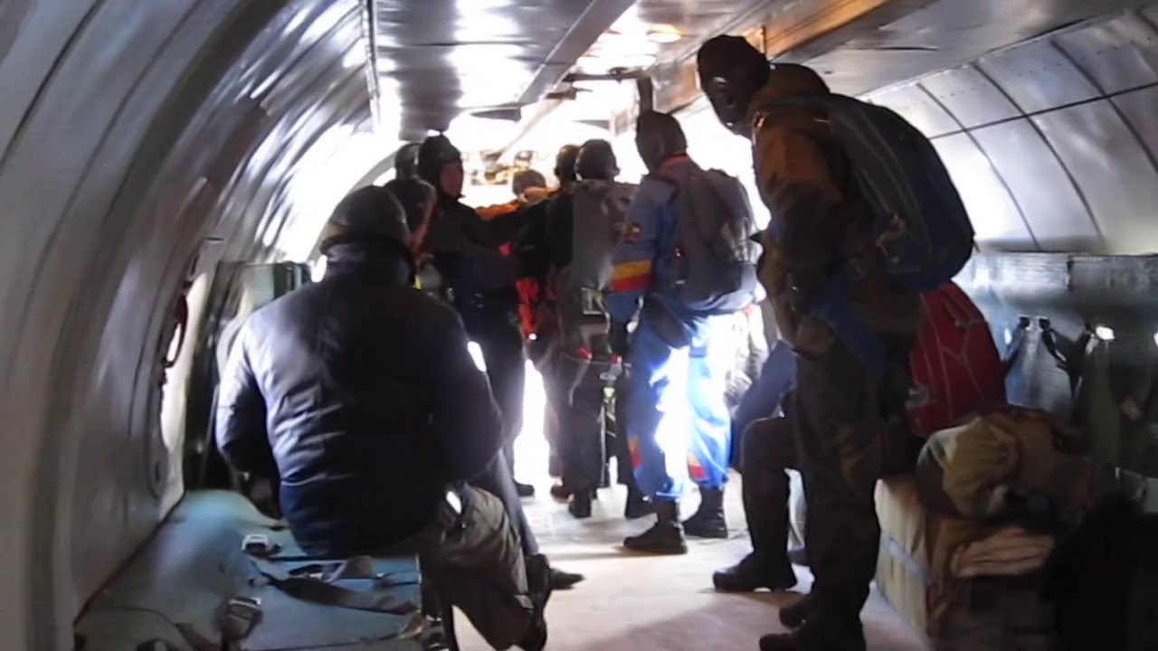 Выброска парашютистов авиалесоохраны из самолета Ан-26. Skydiving from Antonov 26.