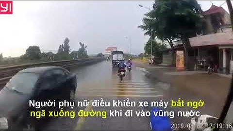 Tài xế phanh cháy lốp, cứu mạng nữ Ninja ngã trước đầu xe