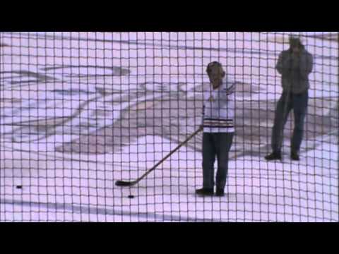 CHRIS ENCK SCORES IN "SCORE-O" AT HERSHEY BEARS GA...