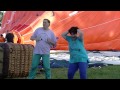Zanger rinus  met sharon in een luchtballon