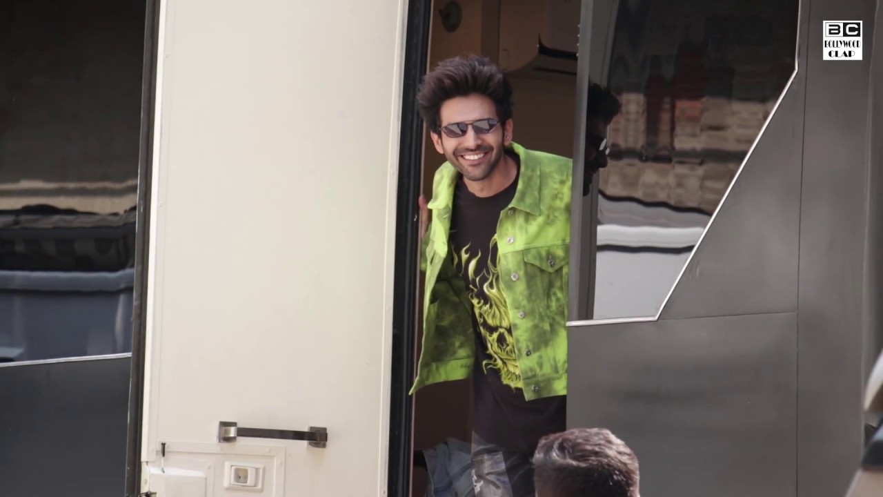 Watch Kartik Aaryan Saves GF Sara Ali Khan From Falling Down In Public Outside Dance+5 Set