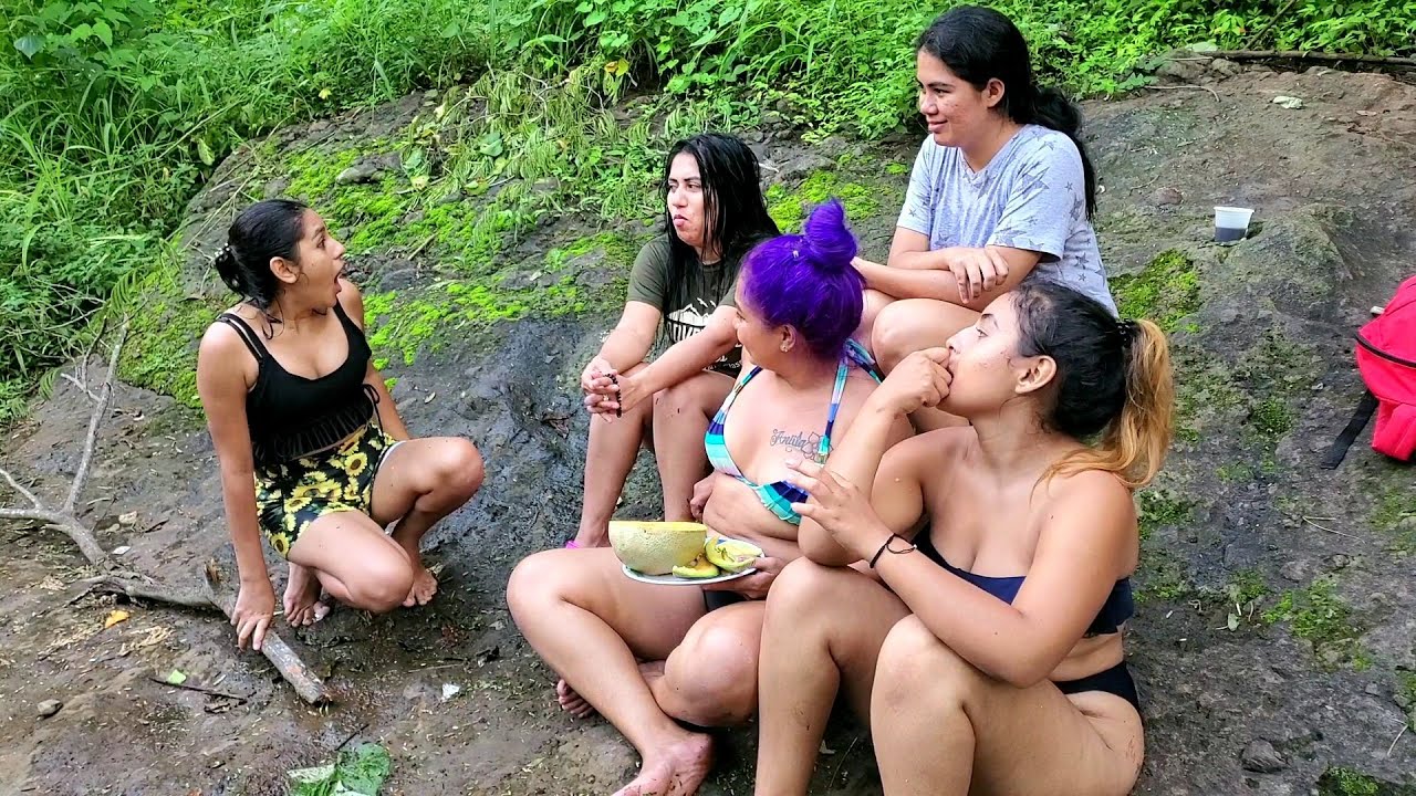 🔴-nos venimos a comer un rico melón🍈a este cálido lugar💦mirna saca muchos trapos al 👉🏻🌞