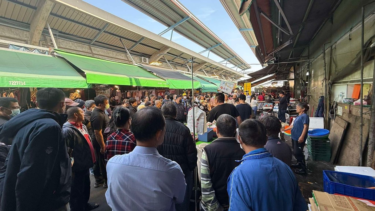 節後還能維持滿場狀態 安南果然是我們的王炸場 安南果菜市場 怡安路二段102號 士官長海鮮叫賣 海鮮叫賣 海鮮拍賣 叫賣哥 seafood auction 0226