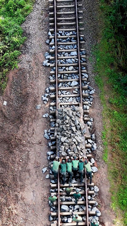 මහා ගංවතුරට සුනු විසුනු වී ගිය කෝච්චි පාර කඩිනමින් පිලිසකර කරන අපෙ මිනිස්සු සහ රනවිරුවන්💪🙏❤️ #flood