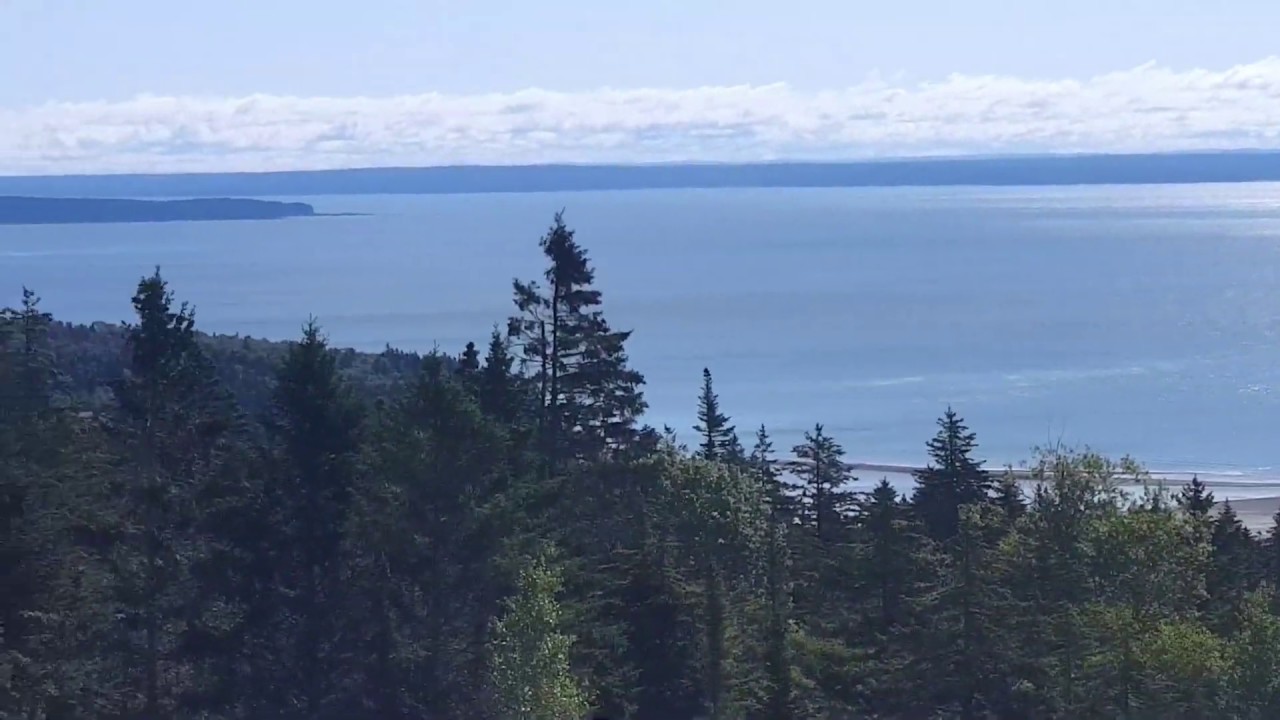 Самые большие приливы и отливы Океана .Парк Hopewell Rocks. Нью Браунсвик. Канада. Альма
