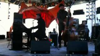 Video thumbnail of "Kaizers Orchestra - din kjole lukter bensin, mor"