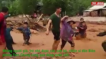 Cán bộ, chiến sỹ đồn Biên phòng Tam Chung (Mường Lát) giúp dân vượt lũ