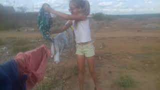 Menina Pega Roupa No Estededo Di Ropa