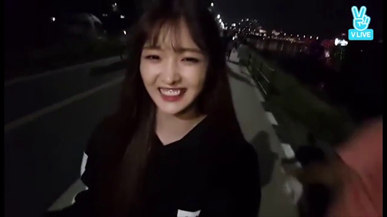 DIA's Eunjin just can't stop laughing