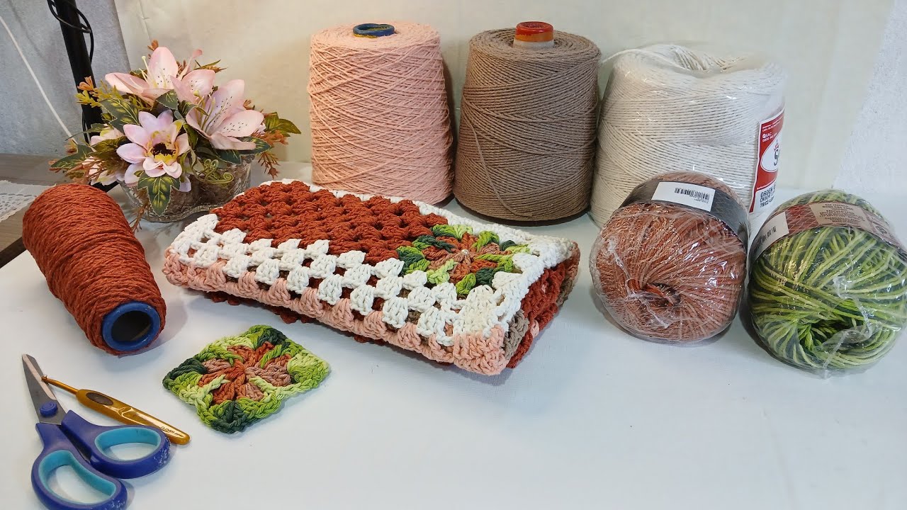 Modelo diferente com uma flor 🌼 fácil rápido e econômico #crocheteirastop12 