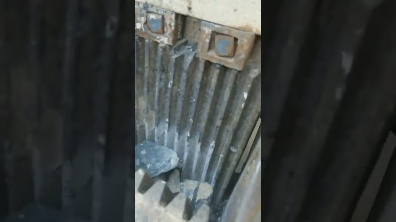 Limestone crushing jaw crusher test video 