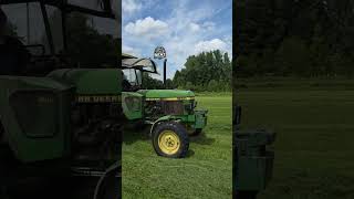 Oldtimer John Deere beim Gras schwaden 🍀