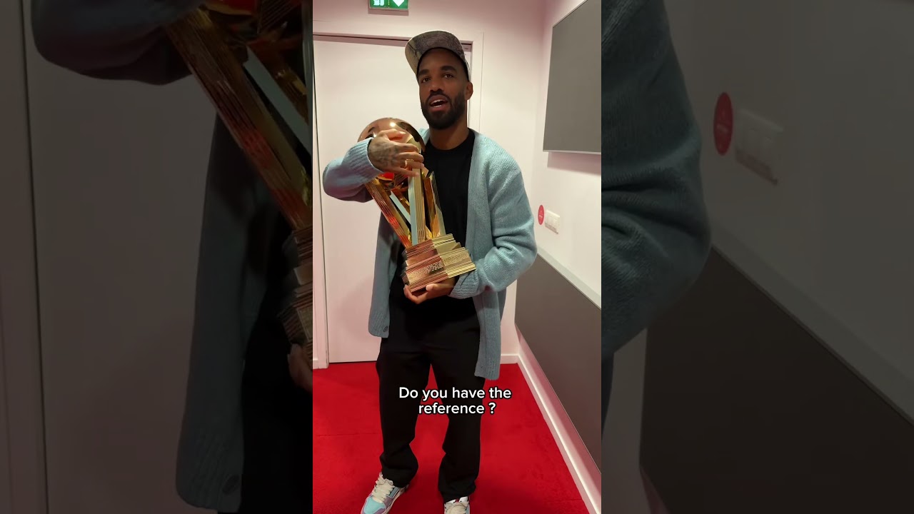 Lacazette thought of Kobe Bryant when he saw the Ligue 1 trophy 🥹🏆✨ 