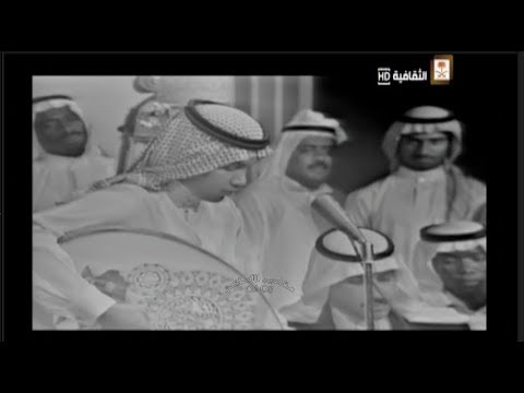 على مسرح التلفزيون الفنان عبد الله محمد مع الكورال يتابع أداء محمد عبده في أغنية ماكو فكه