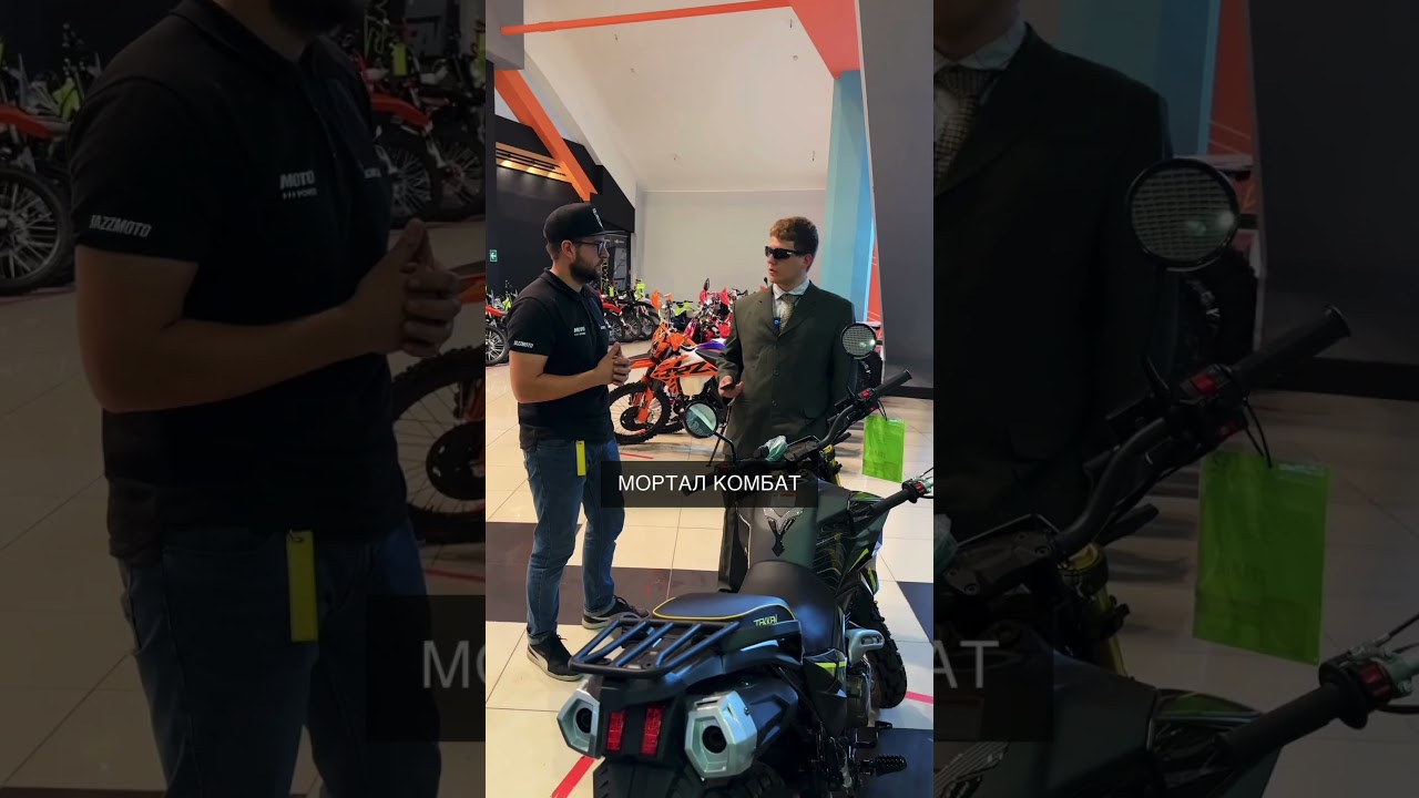 Батя выбирает мопед! Шлем уже есть осталось мопед выбрать 😂