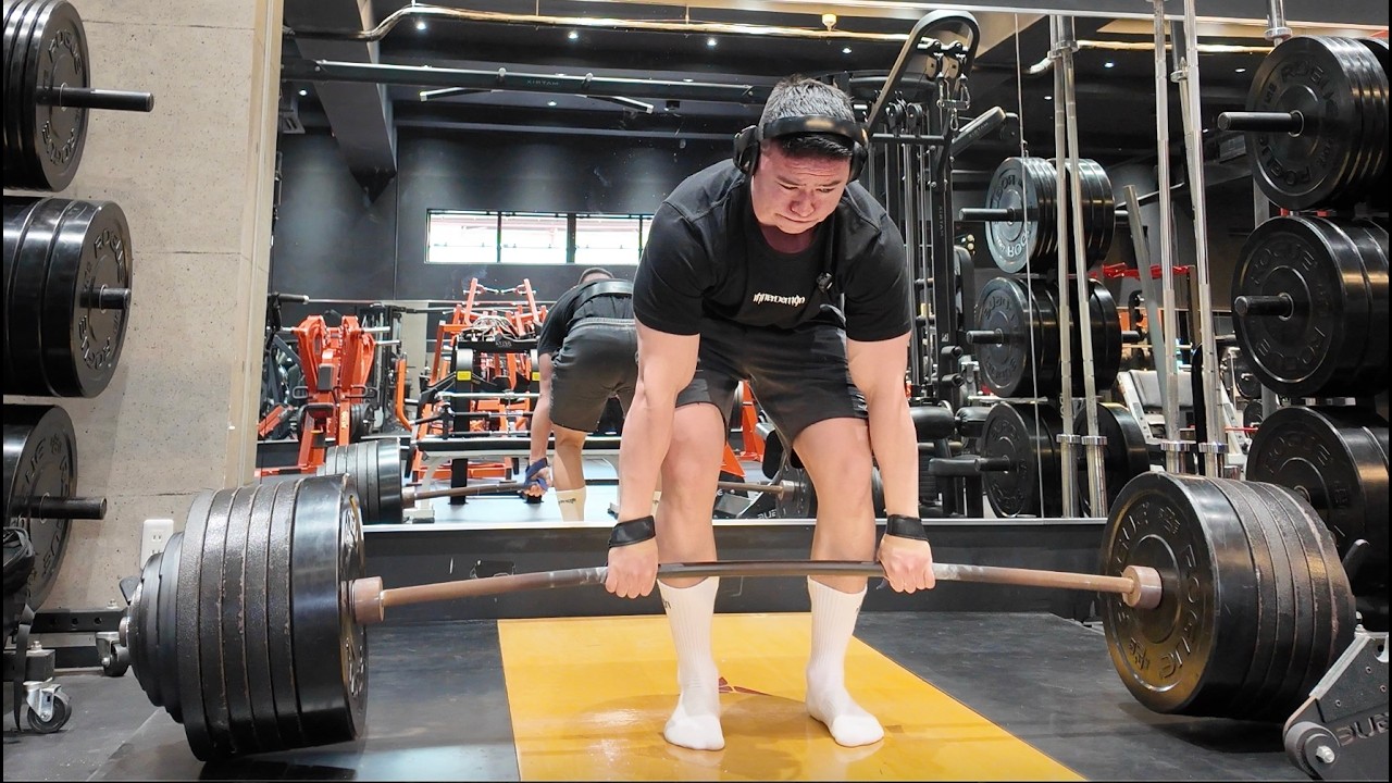 My first attempt at a 300kg deadlift turned into a complete show