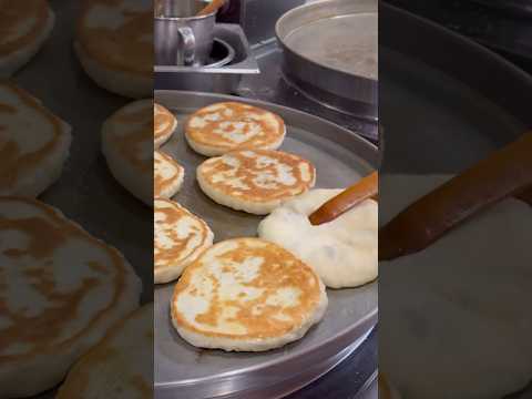 Street food🇨🇳 Chinese flatbread with meat😋Уличная еда Китайская лепешка с мясом #travel #china