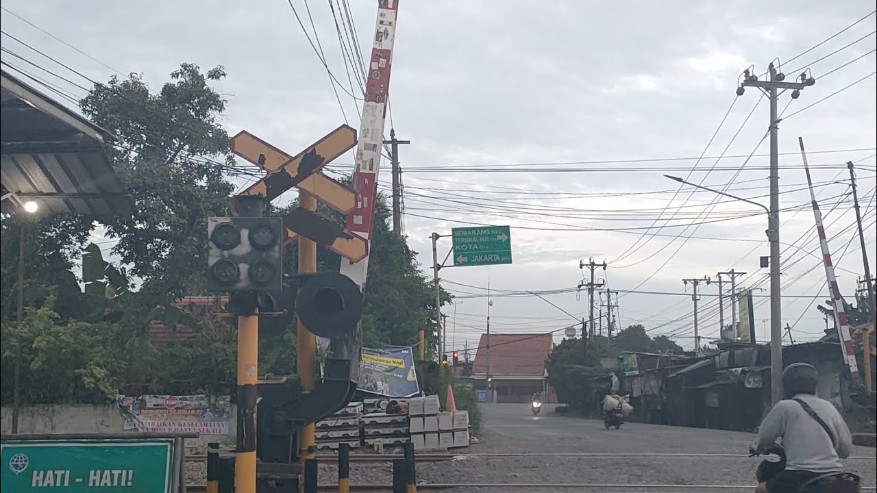 Jangan di tiru Ya gaes yak Meskipun Double Kereta Jangan Menerobos Palang PJL 102 & 106 