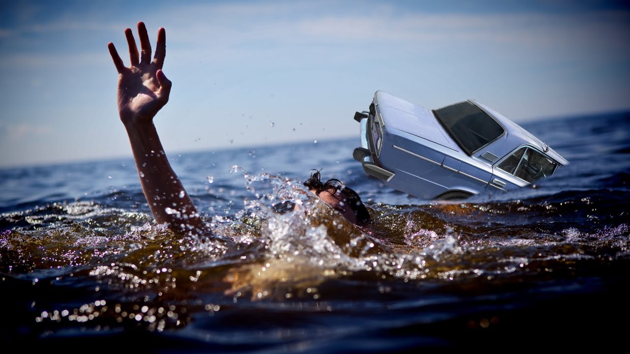 Машины падают в воду. Машина тонет. Машина в воде. Машина под водой. Машина тонет в воде.