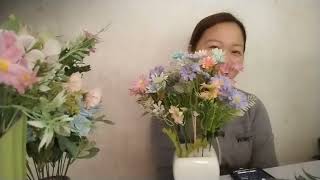Chia sẻ cách cắm hoa cúc tím vào bình sứ trên bàn làm việc