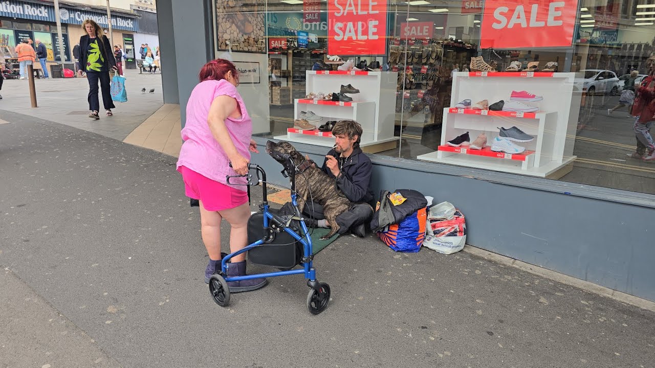 BLACKPOOL TOWN CENTRE , HOLIDAY MAKERS & HOMELESS INTERVIEW MEET JOHN ...