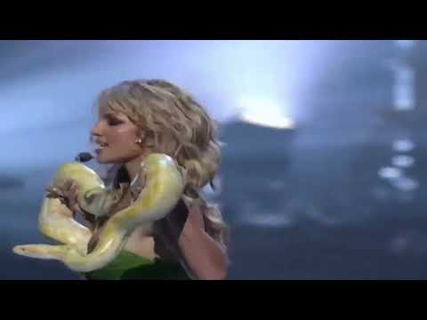 Britney Spears "I'm A Slave 4 U" Live Performance at the 2001 MTV VMAs