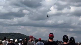 U.S. Air Force Thunderbirds knife edge pass!