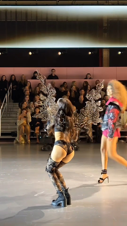 Lisa turns her ass to you | lisa victoria's secret #lisa #lalisa #moonlitfloor #LISAxVictoriasSecret