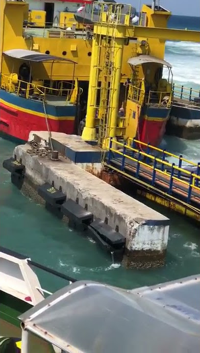 Kapal ferry dihantam ombak saat menurunkan penumpang di dermaga