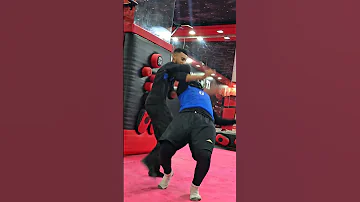 التعامل مع المسكه الأكثر انتشار في قتال الشارع وحلها مهم جدا Mark Sedky Boxing Martialarts Mma 
