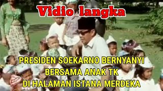 Vidio langka berwarna Presiden Soekarno bernyanyi bersama anak anak TK di halaman istana Merdeka.