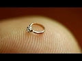 Самое маленькое кольцо с бриллиантом.    The smallest diamond ring.