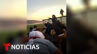 Las imágenes de agentes mexicanos bajando a migrantes a porrazos de 'La Bestia' | Noticias Telemundo