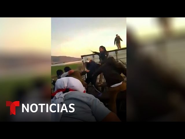 Causan indignación las imágenes de agentes mexicanos bajando a migrantes a porrazos de 