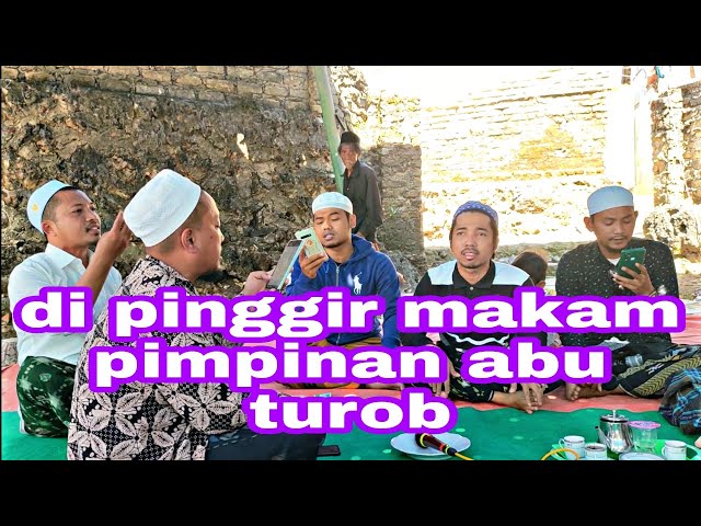 HAUL PERTAMA KIAI FADO'ULHAQ ABU TUROB,qosidehan di samping beliau class=