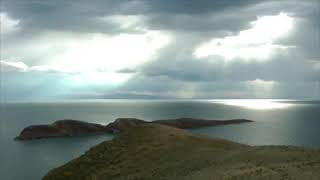 LA ISLA DEL SOL EN EL LAGO TITIKAKA.