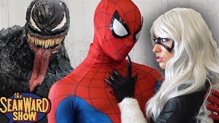 SPIDER-MAN vs VENOM: Epic Cosplay Battle at Comic ...