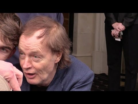 Video: Valor neto de Angus Young: Wiki, casado, familia, boda, salario, hermanos