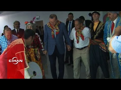 Erdoğan, Yörük Türkmenlerle halay çekti