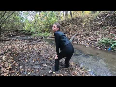 Nastya walking through the mud and lost her heels