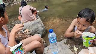Mandi di Kali KROMONG PACET. Dapat Harta karun berupa batang pakis buat menanam Anggrek