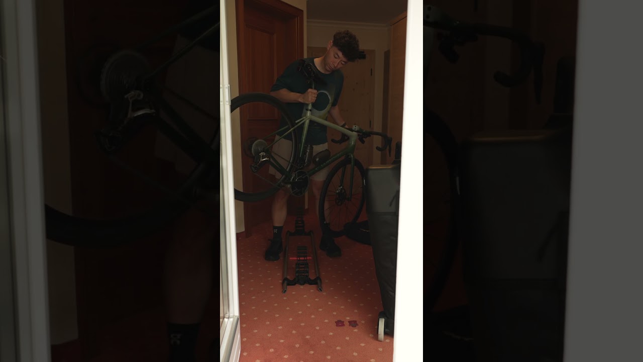 多分世界一早い飛行機輪行からのロードバイク組み立て