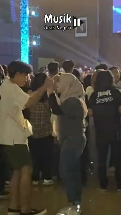 Nonton konser sambil healing berasa milik berdua! Seru banget ya liat mereka 😍 #shorts