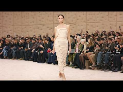 🌟 Gái Xinh Catwalk Đầy Tự Tin Tại Milan Fashion Week — Ferrari 2026