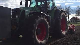 Schukkert Grasland Frezen Met Voorzetwoeleramazone En Apv Granulaat Strooier.